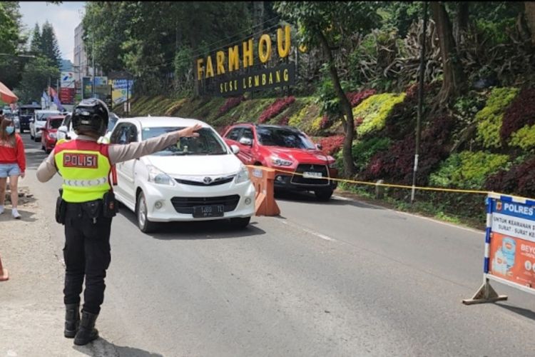 Satuan Lalu Laintas (Satlantas) Polres Cimahi memberlakukan skema satu arah (one way) di kawasan wisata Farmhouse, Lembang, Kabupaten Bandung Barat, Jawa Barat, Minggu (23/4/2023).