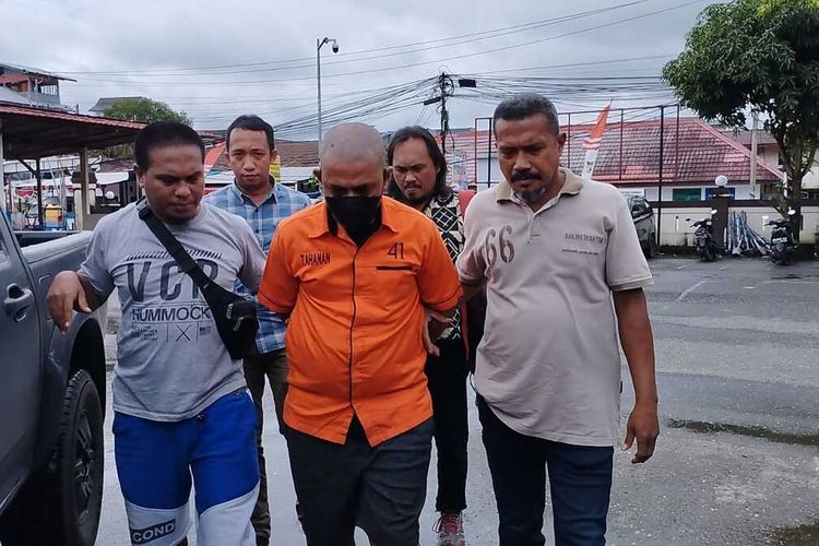 FLW alias A, seorang polisi gadungan di kota Ambon digelandnag ke kantor Polresta Pulau Ambon untuk diperiksa penyidik, Jumat (5/8/2022)