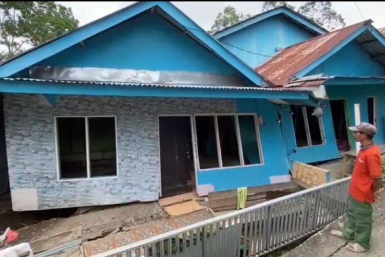 Sedikitnya 76 rumah warga dilaporkan rusak akibat bencana tanah bergerak di Dukuh Limbangan, Desa Sridadi, Kecamatan Sirampog, Kabupaten Brebes, Jawa Tengah, Minggu (3/3/2024). (Dok. Camat Sirampog)