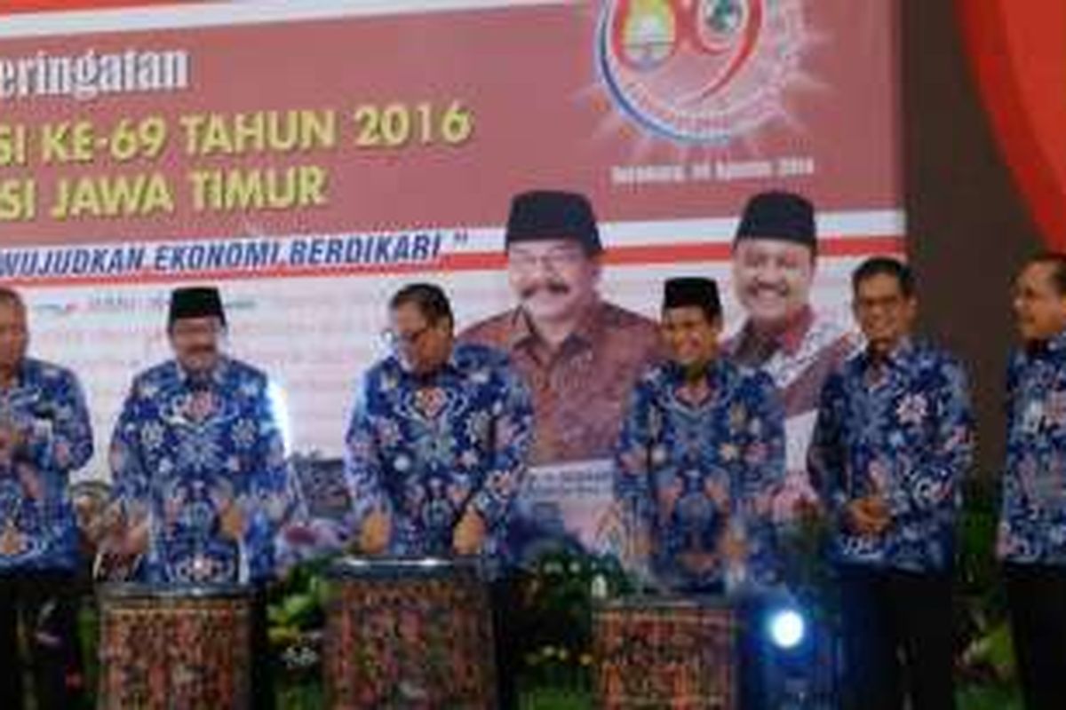 Menteri Koperasi dan UKM AAGN Puspayoga dan Gubernur Jawa Timur Sukarwo saat pembukaan peringatan Hari Koperasi tingkat Provinsi Jawa Timur di Gramedia Expo Surabaya, Rabu (10/8/2016).