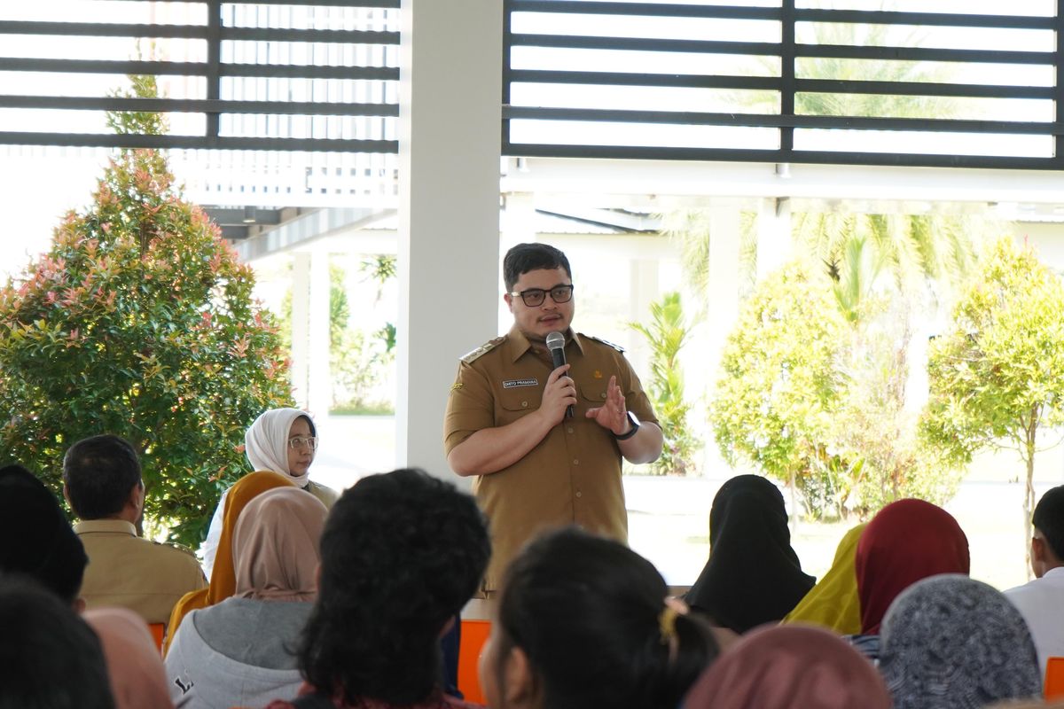 Bupati Kediri Hanindhito Himawan Pramana atau Mas Dhito berbicara di hadapan orangtua atau wali angkatan pertama Sekolah Rakyat Menengah Atas 24 Kediri, Senin (14/7/2025).
