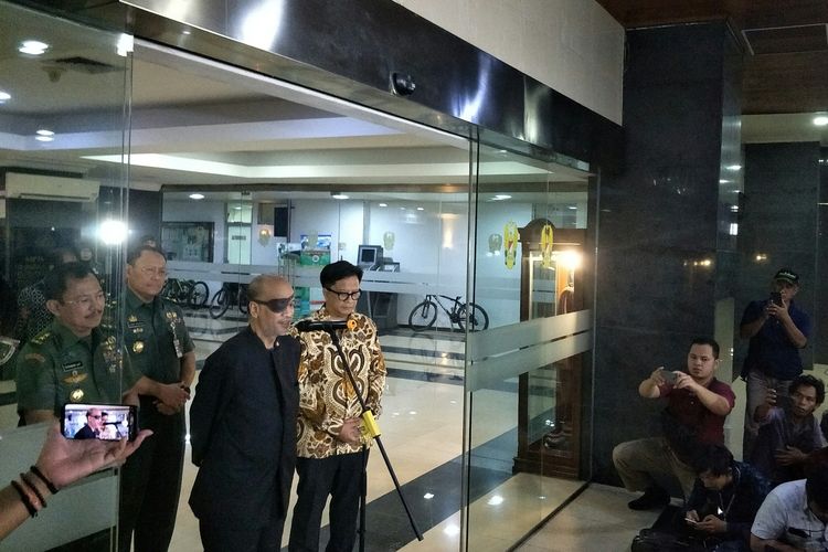 Putra BJ Habibie, Thareq Kemal Habibie, menyampaikan keterangan pers kepada wartawan