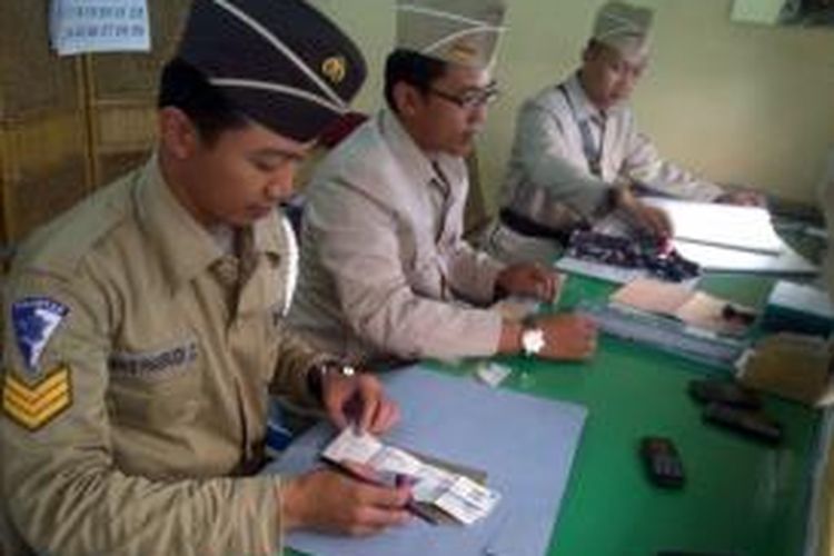 Polisi di Samsat Polres Malang, berseragam polisi tempo doeloe dalam melayani masyarakat. Hal itu untuk memperingati hari Pahlawan, 10 November 2014. Senin (10/11/2014).