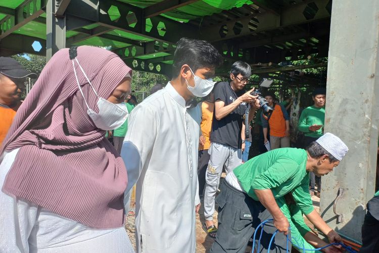 Pasangan YouTuber Ria Ricis dan Teuku Ryan saat menyaksikan penyembelihan sapi kurban mereka di kawasan Kebagusan, Jakarta Selatan, Minggu (10/7/2022). 