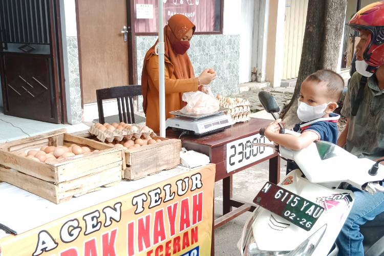 Pedagang Telur sedang melayani pembeli di kiosnya jalan Kamari Sampurna, Kelurahan Ditotrunan, Lumajang, Selasa (8/3/2022)