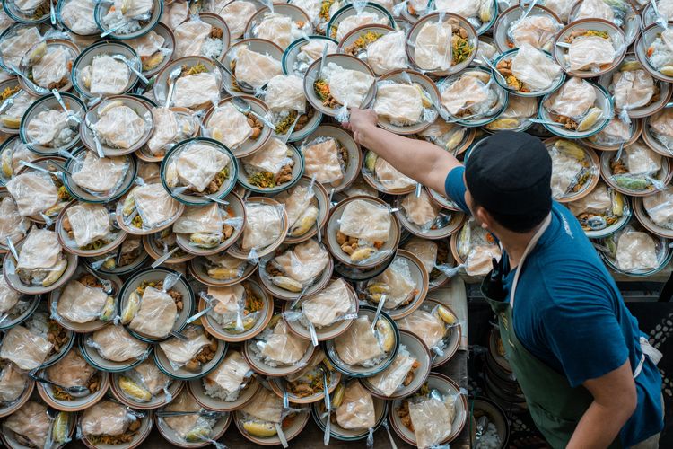 Sekitar 3.000 porsi takjil untuk berbuka puasa dipersiapkan tiap hari di Masjid Jogokariyan, Yogyakarta, DIY. Gambar diambil pada 20 April 2023.