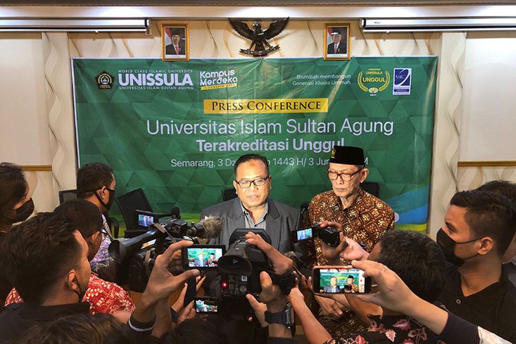 Rektor Unissula Prof Dr Gunarto SH, MHum, memberikan keterangan pers bersama Ketua Bidang Pendidikan Yayasan Badan Wakaf Sultan Agung, Drs Tjuk Subhan Sulchan, di kampus Unissula Semarang, Jumat (3/6/2022). 

