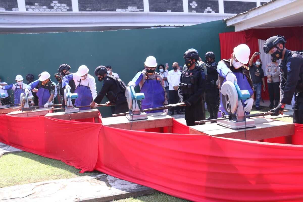 Kapolda Sumatera Selatan Irjen Pol Toni Harmanto bersama Wakil Gubernur Sumsel Mawardi Yahya saat melakukan pemusnahan ratusan senjata api rakitan, Rabu (6/5/2022).