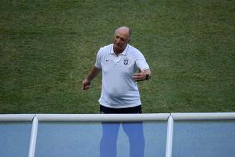 Salah satu ekspresi pelatih tim nasional Brasil, saat anak-anak didiknya melakoni pertandingan Grup A Piala Dunia melawan Meksiko, di Estadio Castelao, Fortaleza, Selasa (17/6/2014). Laga itu berakhir 0-0.