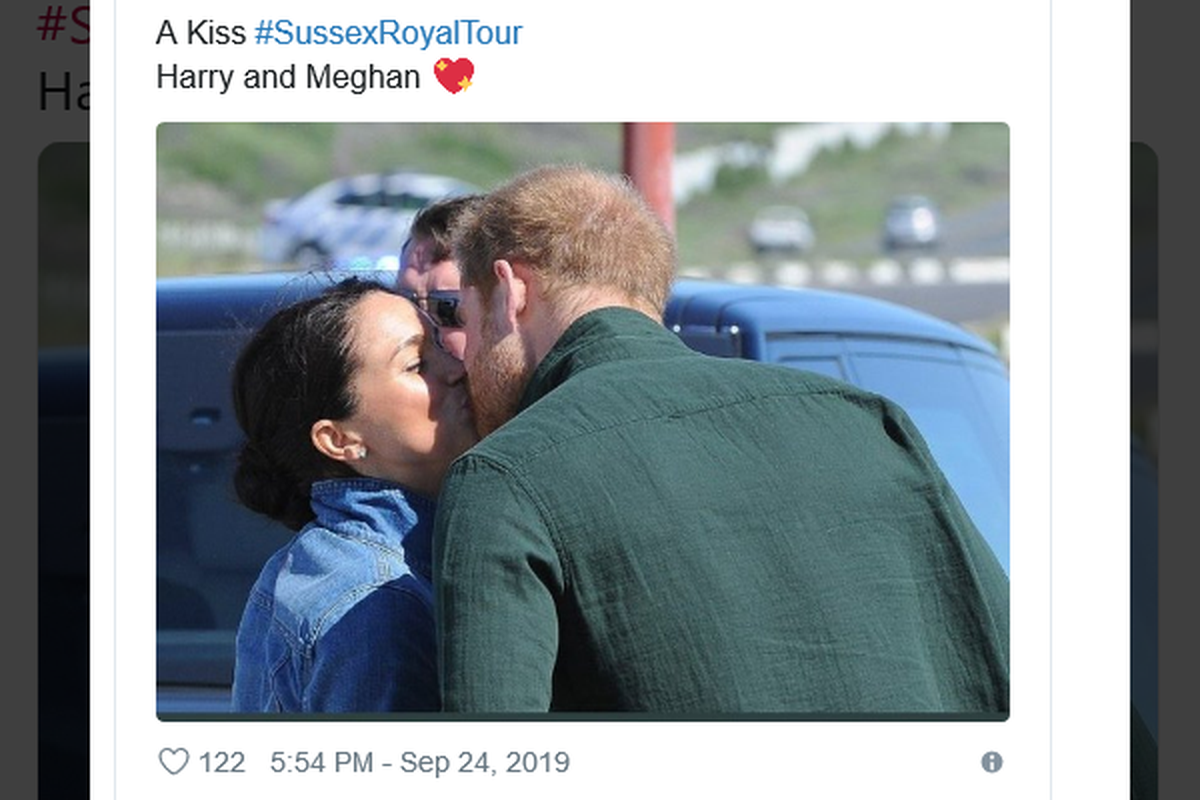 Meghan Markle berciuman mesra dengan suaminya, Pangeran Harry di hari kedua kunjungan mereka di Afrika Selatan, Selasa (24/9/2019).