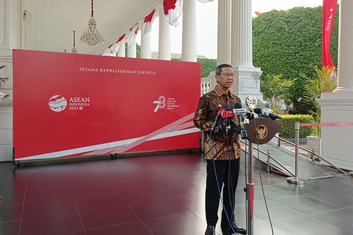 Penjabat Gubernur DKI Jakarta Heru Budi Hartono memberikan keterangan pers usai menerima penghargaan TPID Award dalam kategori TPID Povinsi Terbaik 2022 Wilayah Jawa-Bali. 