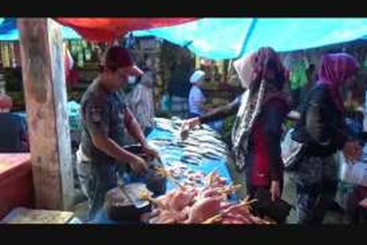 Harga Ayam Potong di Polewali Mandar sulawesi barat melambung Jelang Ramadan. Harga ayam potong yang sebelumnya masih dijual Rp 45 ribu per ekor kini naik hingga  Rp 55 ribu per ekor. Pedagang menduga kenaikan harga ayam potong akibat ulah dsitributor yang hendak mengeruk  untung secara sepihak.