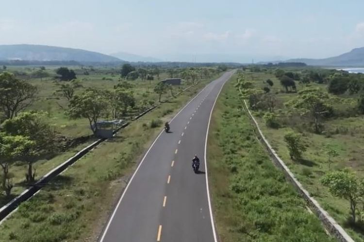 Jalan Pantai Selatan (Pansela) Jawa yang merupakan bagian dari jalan nasional.