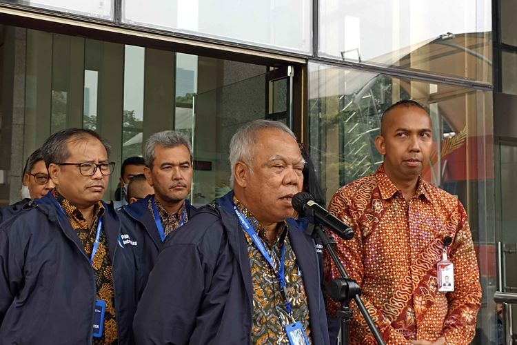 Menteri Pekerjaan Umum dan Perumahan Rakyat (PUPR) Basuki Hadimuljono menyebut, perbaikan jalan yang rusak di sejumlah daerah seperti Lampung, Jambi, dan Sumatera Utara baru akan dimulai pada Juli mendatang, Kamis (25/5/2023).