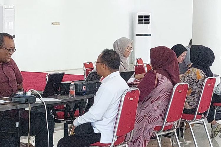 Suasana saat Kades dan fasilitator program BSPS dimintai keterangan oleh penyidik Kejati Jatim di lantai 2 Gedung Islamic Center Sumenep, Rabu (21/5/2025). 