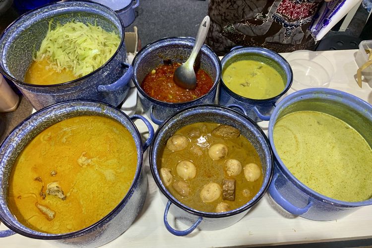 Ketupat Cap Go Meh Gloria Ny. Kartika Tjandra saat ditemui di  Halalicious Food Festival 2025, Rabu (8/10/2025).
