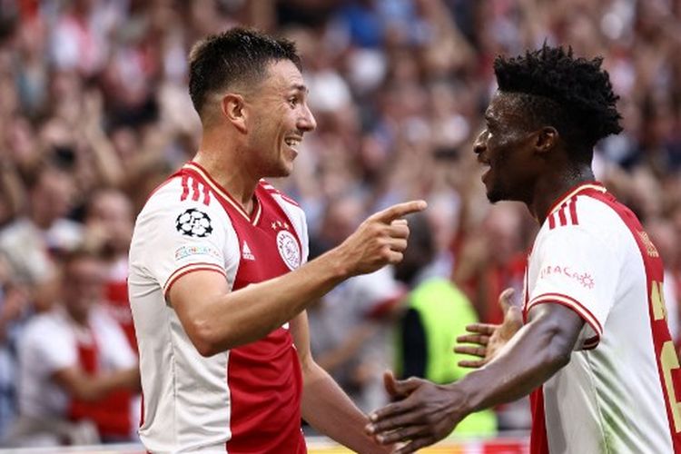 Steven Berghuis (kiri) merayakan golnya bersama Mohammed Kudus (kanan) pada laga pertama Grup A Liga Champions yang mempertemukan Ajax Amsterdam vs Rangers di Johan Cruijff ArenA, Rabu (7/9/2022) malam WIB.