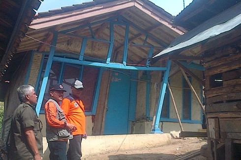 Rumah Nyaris Runtuh, Warga di Bandung Barat Minta Relokasi