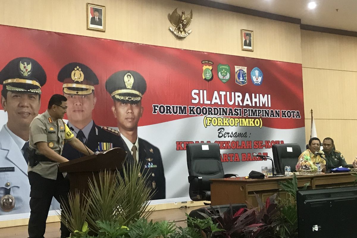 Kapolres Metro Jakarta Barat memaparkan data kriminalitas jalanan yang melibatkan anak dibawah umur dalam acara Forum Koordinasi Pimpinan Kota (FORKOPIMKO), Kamis (14/3/2019). 