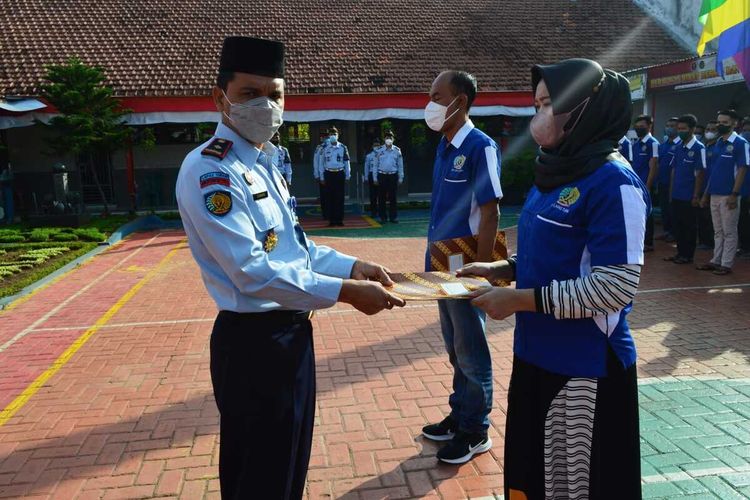 Kepala Lapas IIB Tuban, Jawa Timur, Siswarno menyerahkan berkas remisi kepada para narapidana usai melaksanakan sholat Idul Fitri.