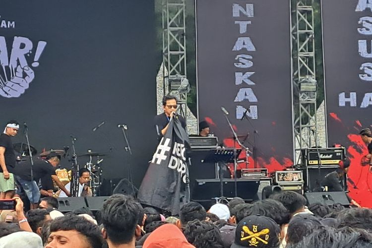 Aktivis hak asasi manusia (HAM) Usman Hamid berorasi sebelum tampil bersama band The Black Stones, Fajar Merah, dan Once Mekel dalam acara Konser Bongkar di Stadion Madya, Jakarta, Sabtu (9/12/2023).