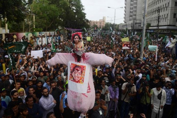 Demonstran membawa patung mantan juru bicara Partai Bharatiya Janata atau Bharatiya Janata Party (BJP) India Nupur Sharma selama protes atas pernyataannya tentang Nabi Muhammad, di Karachi pada 10 Juni 2022.