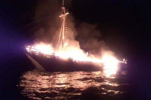 Kapal Wisata dari Raja Ampat Terbakar di Selat Buton, ABK Lompat ke Laut