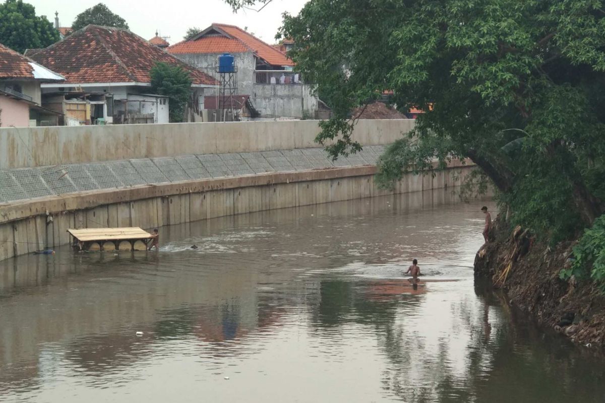 Sungai Ciliwung di Bukit Duri, Jakarta Selatan setelah mulai dinormalisasi sejak Juli 2017 lalu.