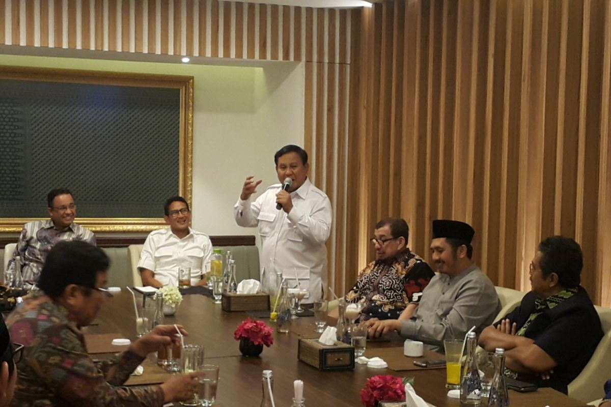 Ketua Umum Partai Gerindra Prabowo Subianto (berdiri) memberikan sambutan dalam acara syukuran kemenangan Anies Baswedan-Sandiaga Uno di RM Sari Bundo, Jalan Panglima Polim IX, Jakarta Selatan, Minggu (30/4/2017) malam. 