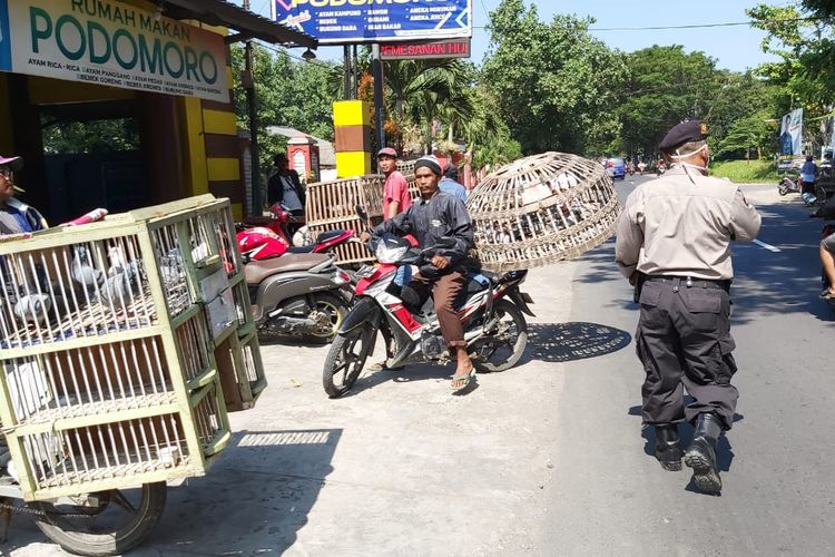 Polisi Sektor (Polsek) Balung Polres Jember saat membubarkan pedagang hewan yang kembali berjualan di pasar 