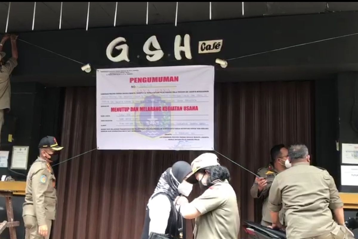 Cafe yang merangkap bar di Jalan Taman Mutiara Taman Palem Blok A 17, Cengkareng Timur, Jakarta Barat ditutup permanen oleh Satpol PP DKI Jakarta, pada Selasa (9/2/2021).