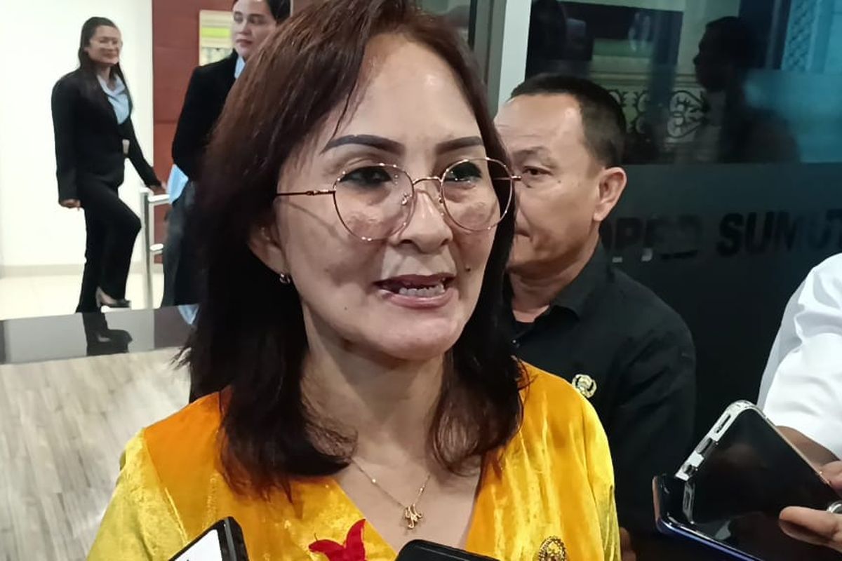 Megawati Zebua saat diwawancarai di DPRD Sumut pada Selasa (15/4/2025). 