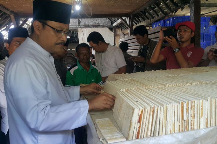 Gus Ipul saat berada di Kampung Brem di Desa Kaliabu, Kecamatan Mejayan, Kabupaten Madiun, Jawa Timur, Rabu (4/4/2018) .