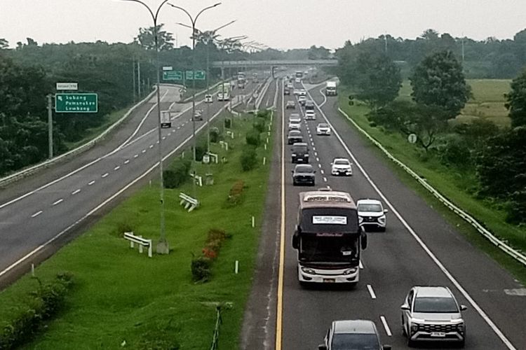 Suasana arus kendaraan di Tol Cipali di hari Natal 2025, Kamis (25/12/2025).