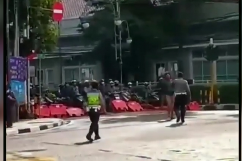 Pengendara Motor Nekat Terobos Blokade Jalan, Ini Penjelasan Dishub Kota Bandung