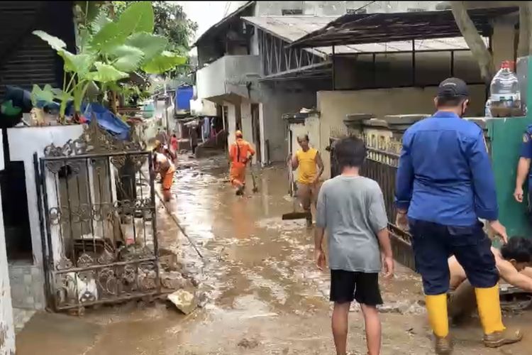 Banjir yang sempat merendam kawasan Pejaten Timur, Pasar Minggu, Jakarta Selatan mulai surut pada Senin (8/2/2021).