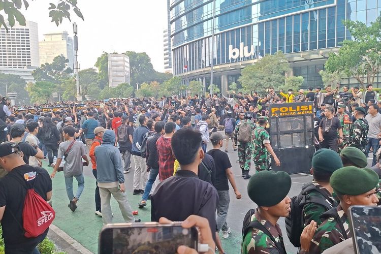 Saling Dorong Mahasiswa-Aparat di Dekat Bundaran HI, Barikade Polisi Sempat Ditembus