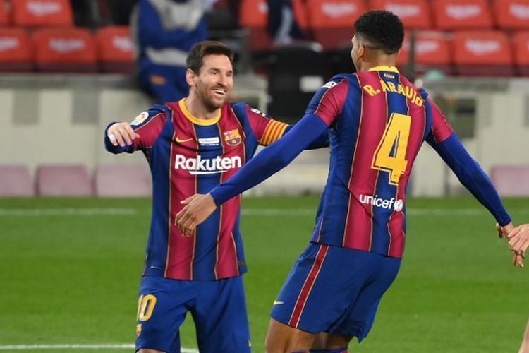 Bek Uruguay Barcelona Ronald Araujo (2L) merayakan golnya bersama penyerang Argentina Barcelona Lionel Messi selama pertandingan sepak bola liga Spanyol antara FC Barcelona dan Valencia CF di stadion Camp Nou di Barcelona pada 19 Desember 2020.