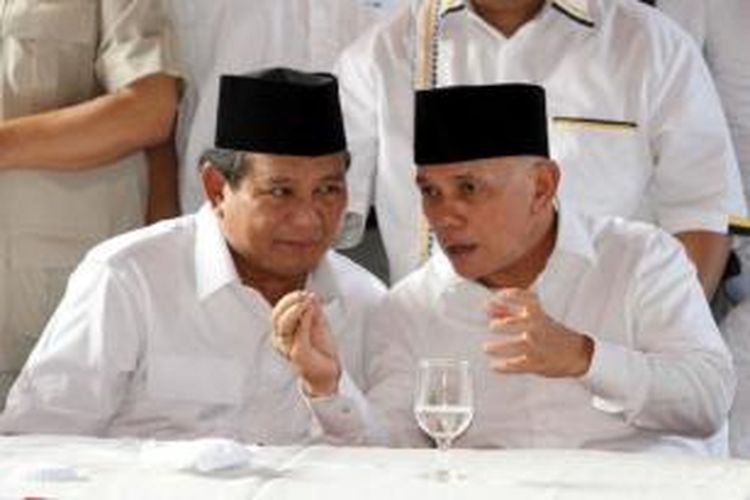 Bakal capres Prabowo Subianto (kiri) dan bakal cawapres Hatta Rajasa, saat acara deklarasi pencapresan mereka di Jakarta Timur, Senin (19/5/2014). Prabowo dan Hatta yang diusung enam partai, yaitu Gerindra, PAN, PKS, PPP, Golkar, dan PBB ini akan mendaftarkan diri ke KPU pada Selasa, esok hari. 