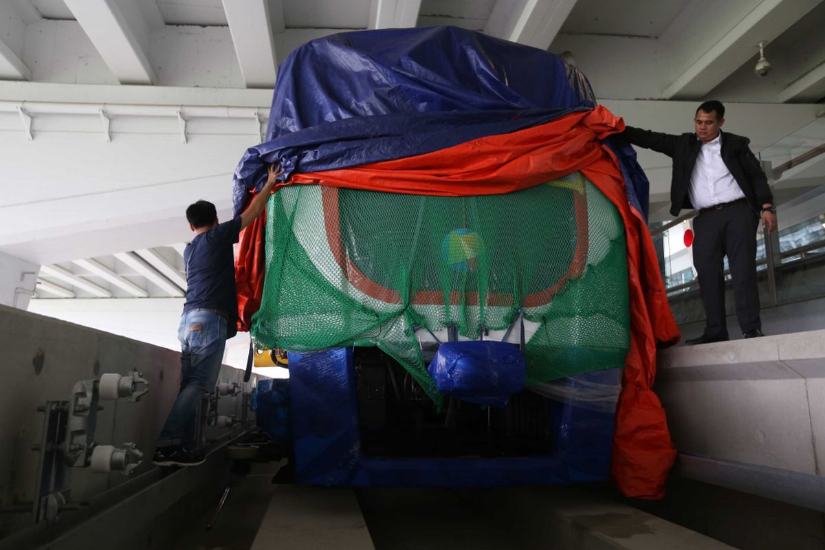 Salah satu bentuk fisik Trainset yang akan beroperasi pada proyek Skytrain di Bandara Soekarno-Hatta, Senin (29/5/2017). Proyek ini diperkirakan akan beroperasi pada bulan Juni 2017 mendatang.