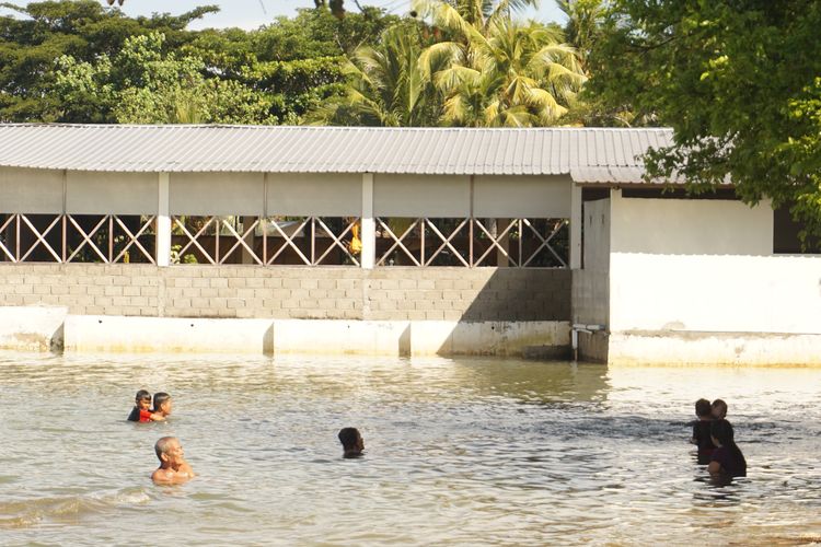 Beberapa pengunjung terlihat sedang berenang.