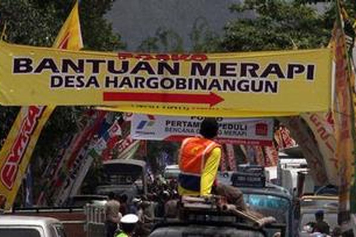 Spanduk dan umbul-umbul yang bertebaran memenuhi pos pengungsiletusan Gunung Merapi di Hargobinangun, Sleman, Yogyakarta, Senin (1/11/2010).