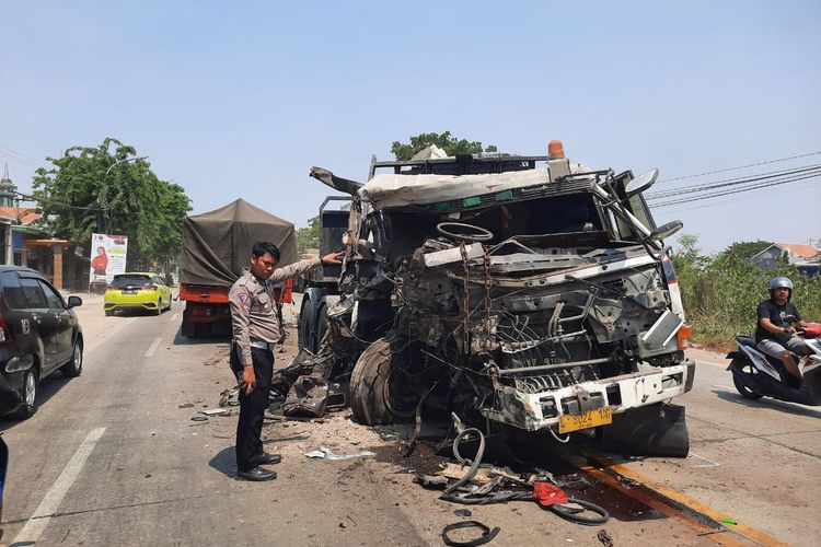 Polisi menunjukkan salah satu truk yang terlibat tabrakan di Jalan Raya Desa Ambeng-ambeng Watangrejo, Kecamatan Duduksampeyan, Gresik, Jawa Timur, Sabtu (14/10/2023).