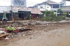Lumpur Masih Selimuti Lingkungan RW 05 Cawang yang Sempat Terendam Banjir 4 Meter