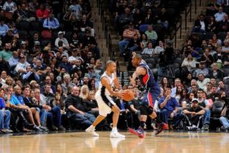 Pebasket San Antonio Spurs, Tony Parker (putih) berhadapan dengan pemain Atlanta Hawks saat kedua tim bertemu pada laga lanjutan kompetisi NBA di AT&T Center, Senin (2/12/2013).