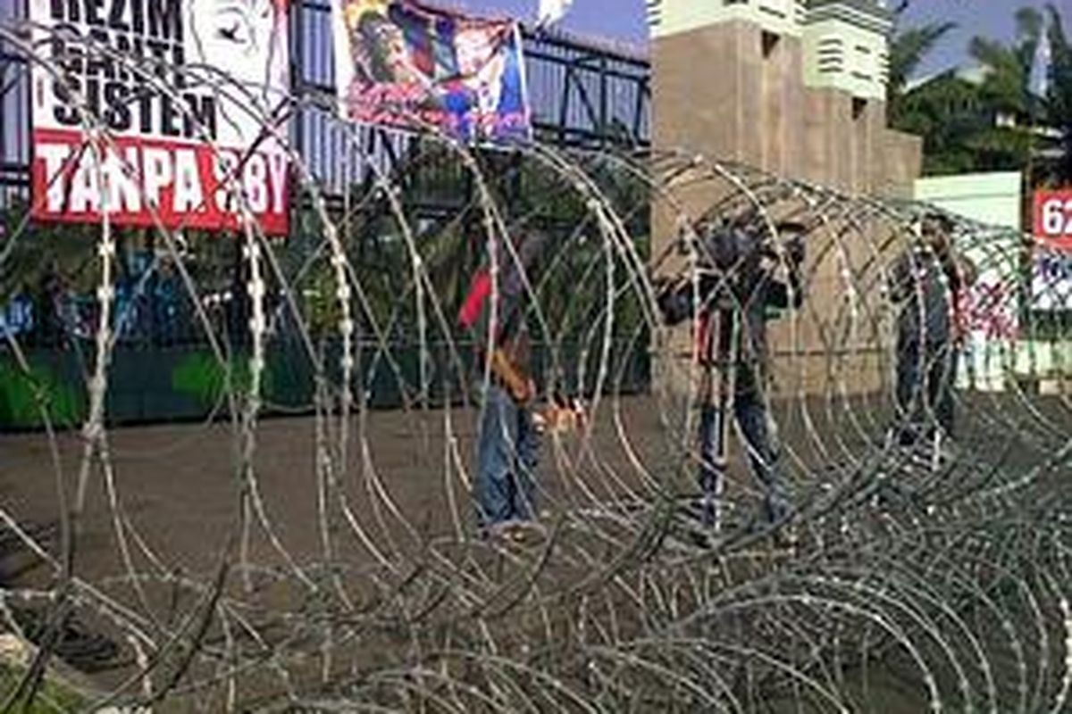 Kawat Berduri Dipasang di Depan Gedung DPR, Jakarta, menjelang unjukrasa terkait Rapat Paripurna DPR yang menerima laporan kerja Pansus Century, Selasa (2/3/2010).