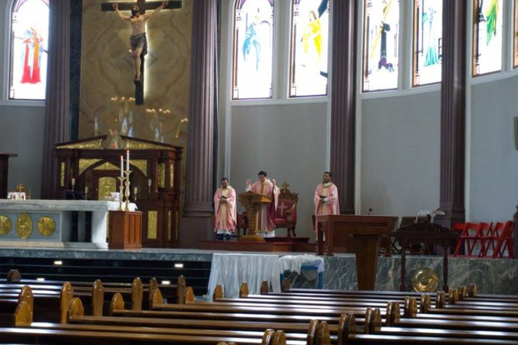 Perayaan ibadah live streaming di Gereja Katedral Paroki Katedral Santa Maria Penolong Abadi, Kamis (9/4/2020).