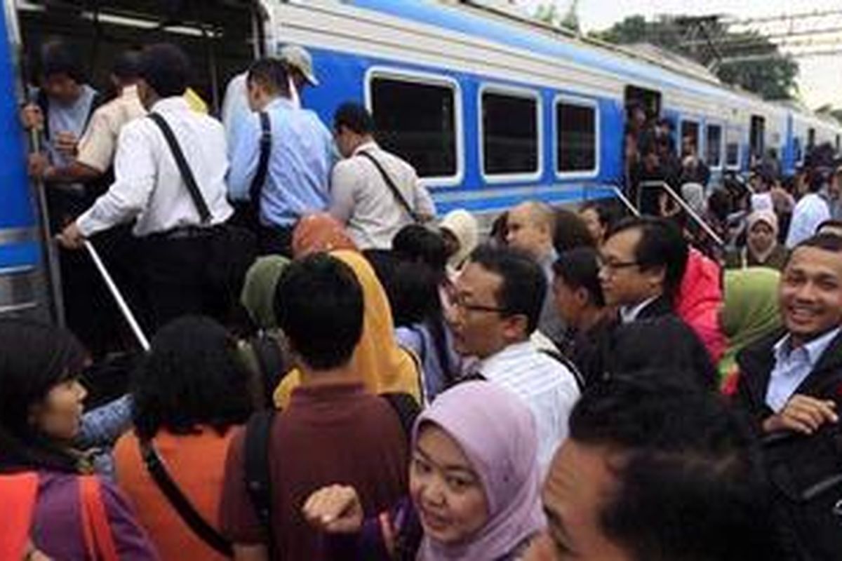 Ilustrasi : Penumpang berebut masuk ke kereta 
