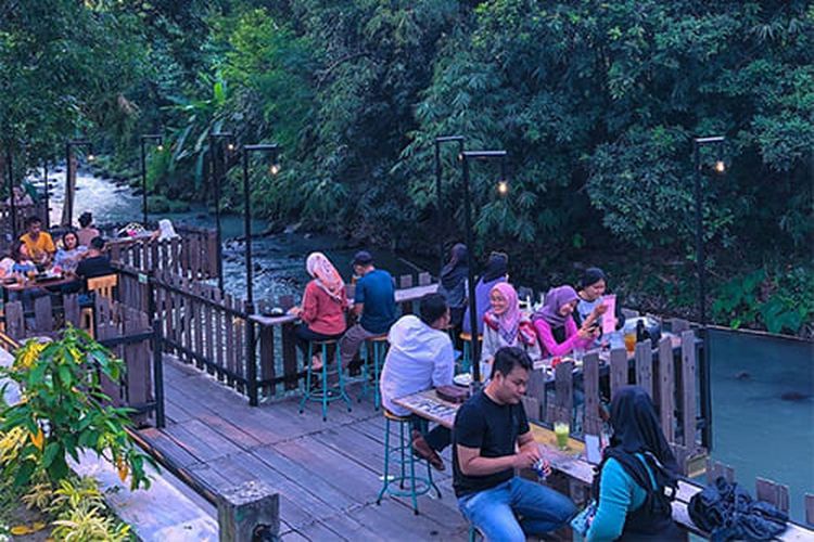 Restoran tepi sungai di New Rivermoon, Klaten, Jawa Tengah