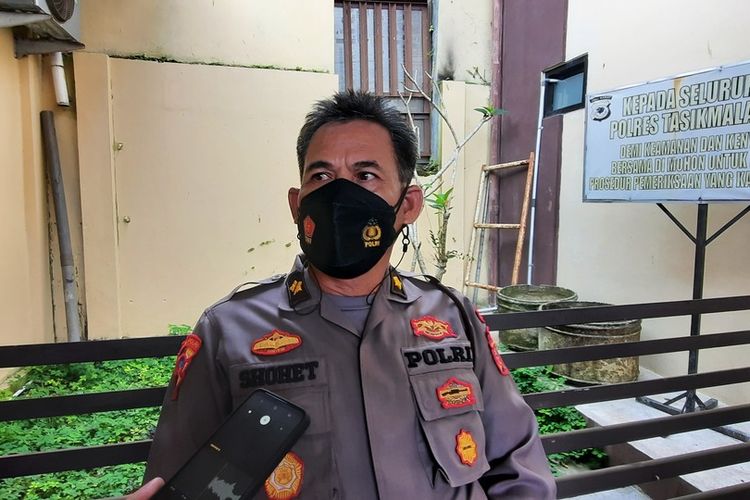 Kepala Bagian Operasi Polresta Tasikmalaya sekaligus unsur Satgas Kota dan Kabupaten Tasikmalaya, Kompol Shohet, saat diwawancara di kantornya, Jumat (27/8/2021).